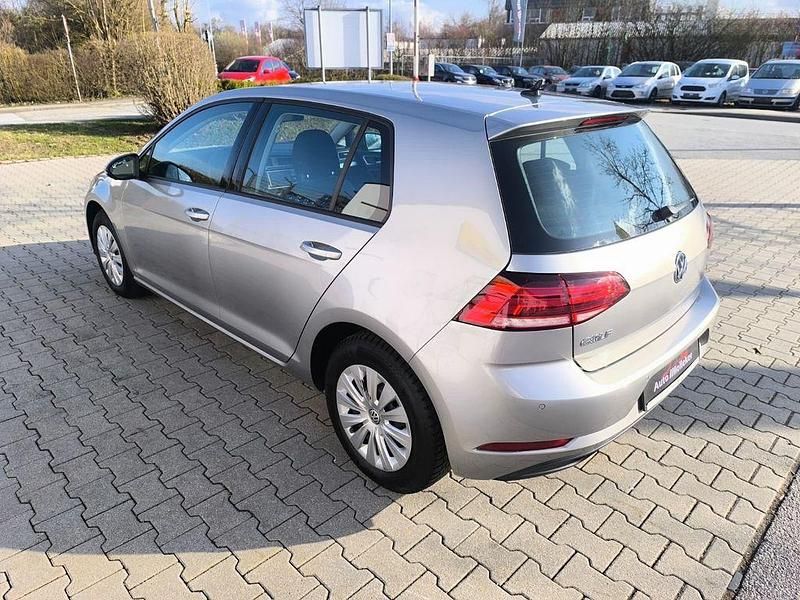 Gebraucht VW Golf VII Trendline 110 PS (80 kW) 2017 Silber Limousine