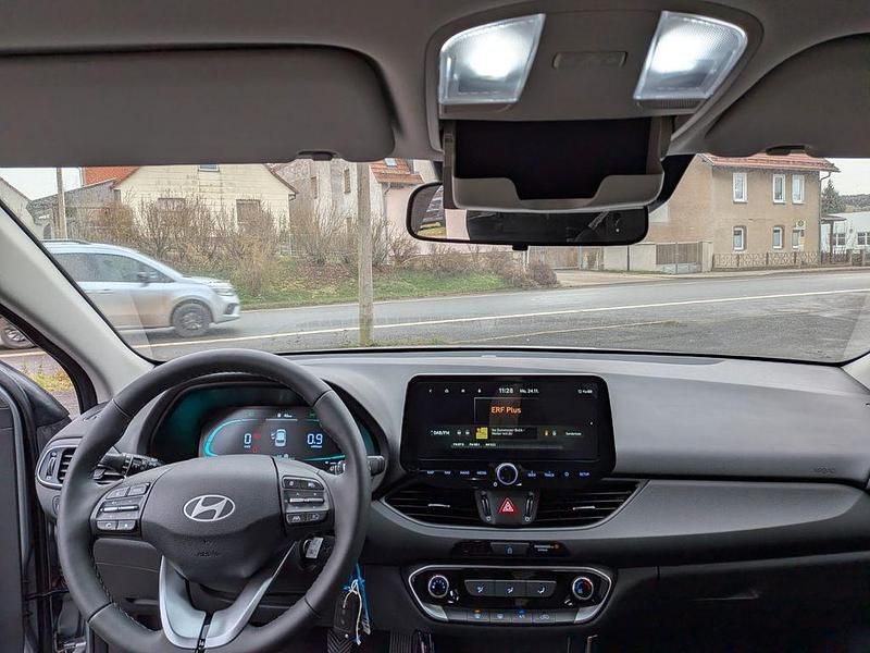 Neu Hyundai i30 140 PS (102 kW) 2025 Silber Kombi