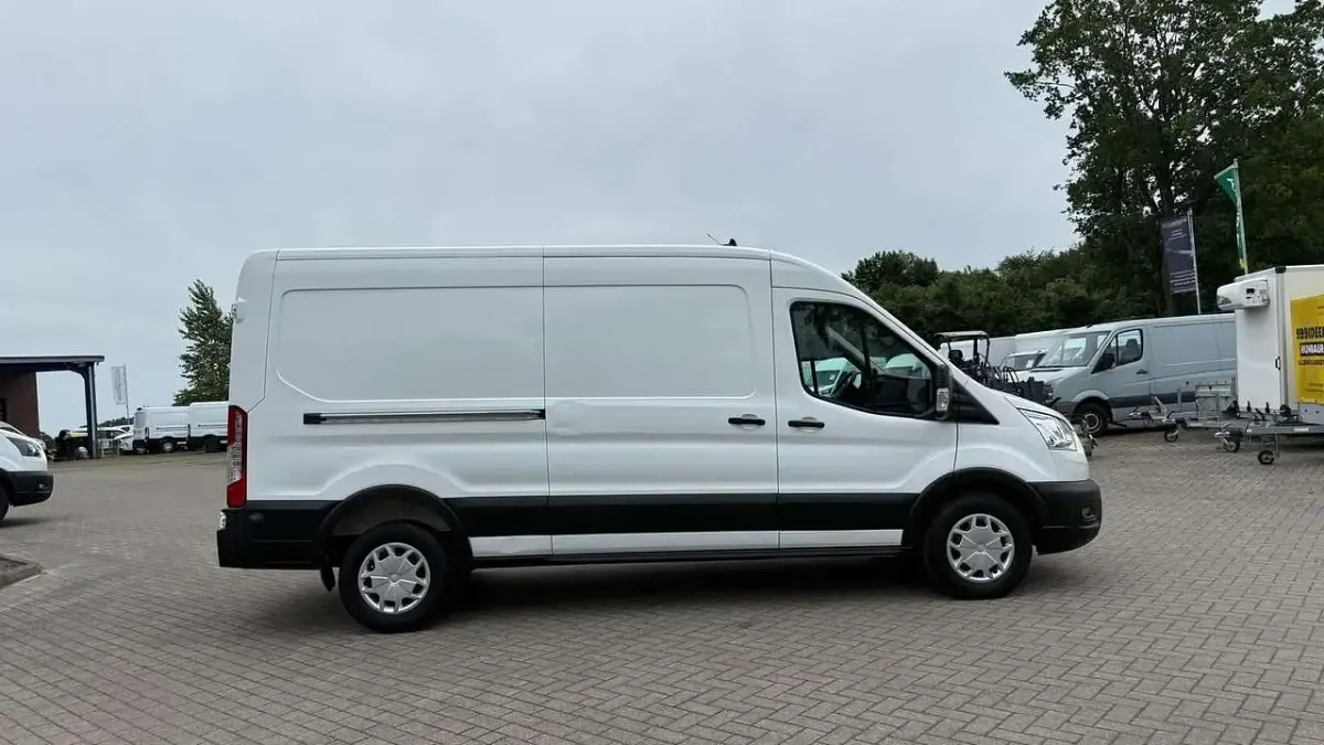 Gebraucht Ford Transit Trend 131 PS (96 kW) 2022 Weiß Van / Kleinbus