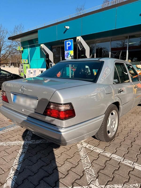 Gebraucht Mercedes E220 1993 Silber Limousine