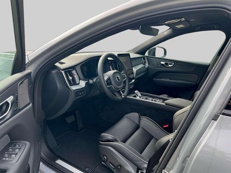Neu Volvo XC60 Plus 349 PS (256 kW) 2025 Vapour grey SUV