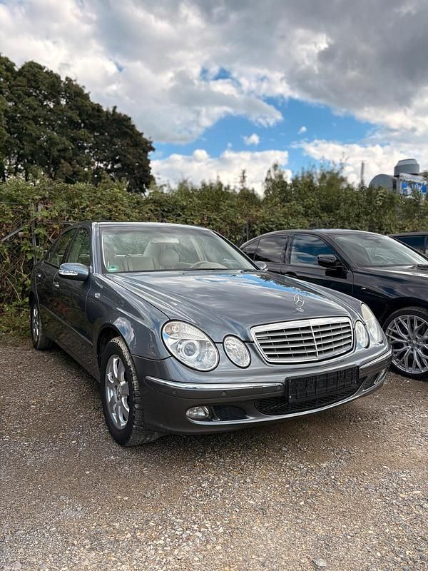 Grau Gebraucht 2004 Mercedes E240 Limousine | 5.000 € (Fairer Preis) - Bild 1/4