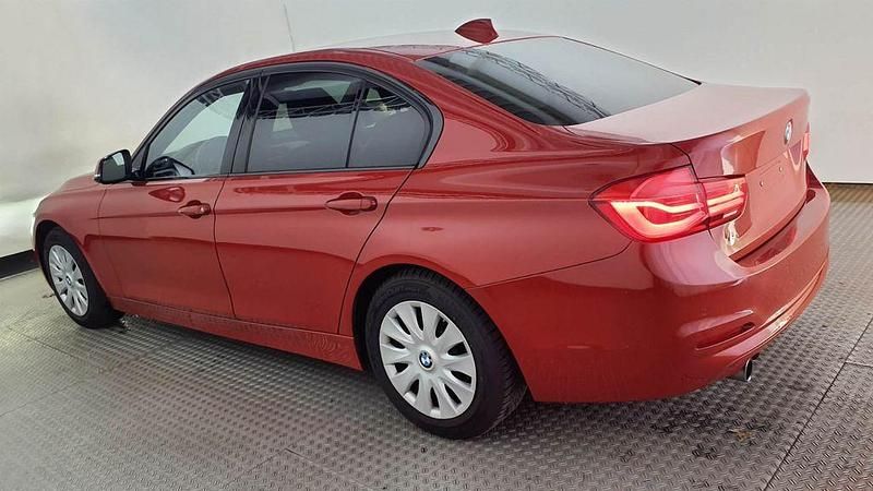 Gebraucht BMW 318 Advantage 136 PS (100 kW) 2016 Rot Limousine