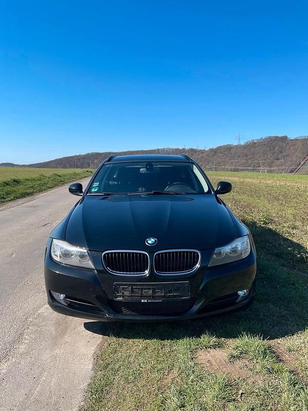 Gebraucht BMW 320 184 PS (135 kW) 2011 Schwarz Kombi