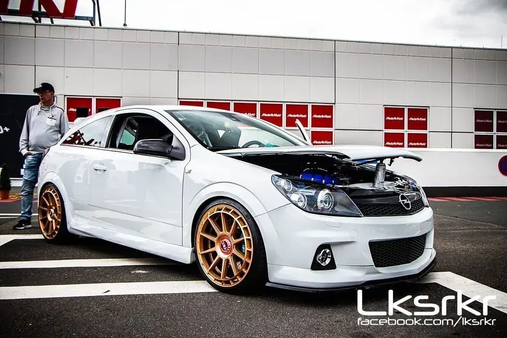 Gebraucht Opel Astra Edition 300 PS (220 kW) 2008 Weiß Limousine
