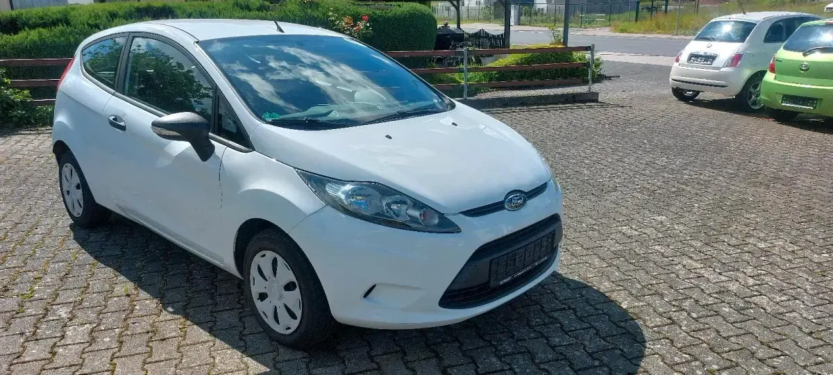 Gebraucht Ford Fiesta 60 PS (44 kW) 2012 Weiß Kleinwagen