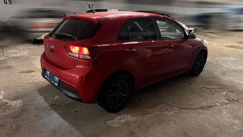 Second-hand Kia Rio 84 CP (61 kW) 2018 Roșu Berlinǎ