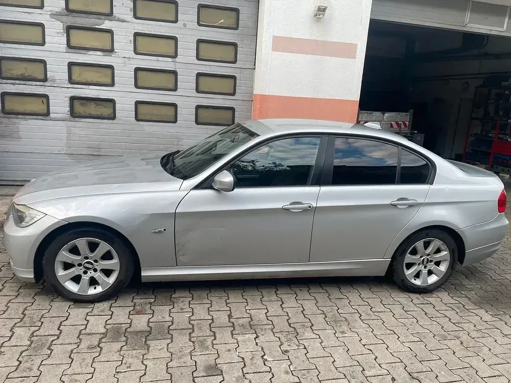 Gebraucht BMW 320 163 PS (119 kW) 2009 Silber Limousine