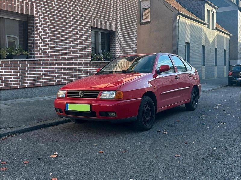 Rot Gebraucht 1998 VW Polo Limousine | 1.600 € (Etwas zu teuer) - Bild 1/4