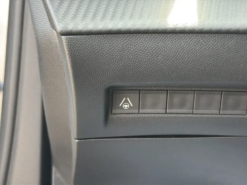 Gebraucht Peugeot 2008 GT 136 PS (100 kW) 2025 Silber SUV