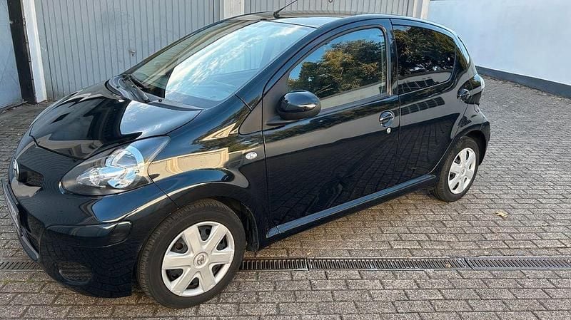 Schwarz Gebraucht 2011 Toyota Aygo Edition Kleinwagen | 4.645 € (Fairer Preis) - Bild 1/4
