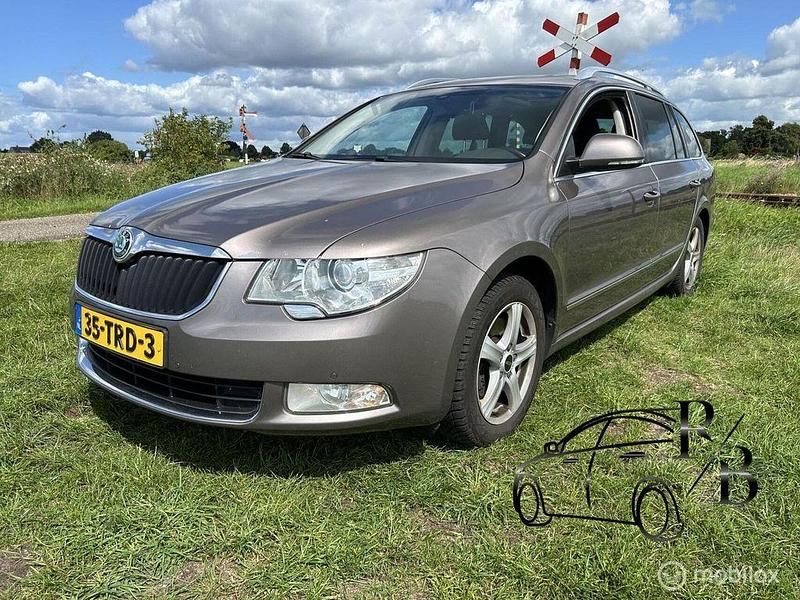 Grau Gebraucht 2012 Skoda Superb Business Line Kombi | 4.983 € (Fairer Preis) - Bild 1/4