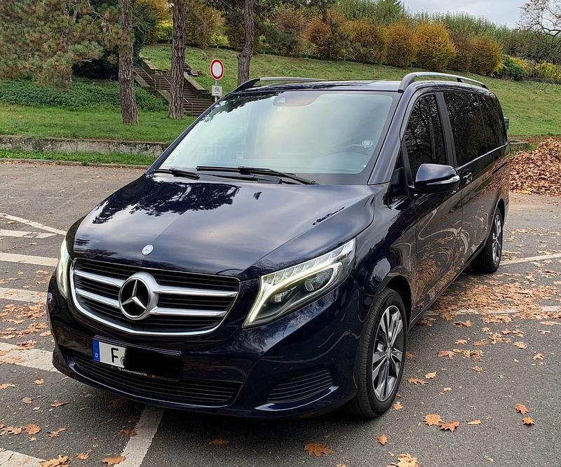 Blau Gebraucht 2015 Mercedes V250 Edition Van / Kleinbus | 30.999 € (Teuer) - Bild 1/4
