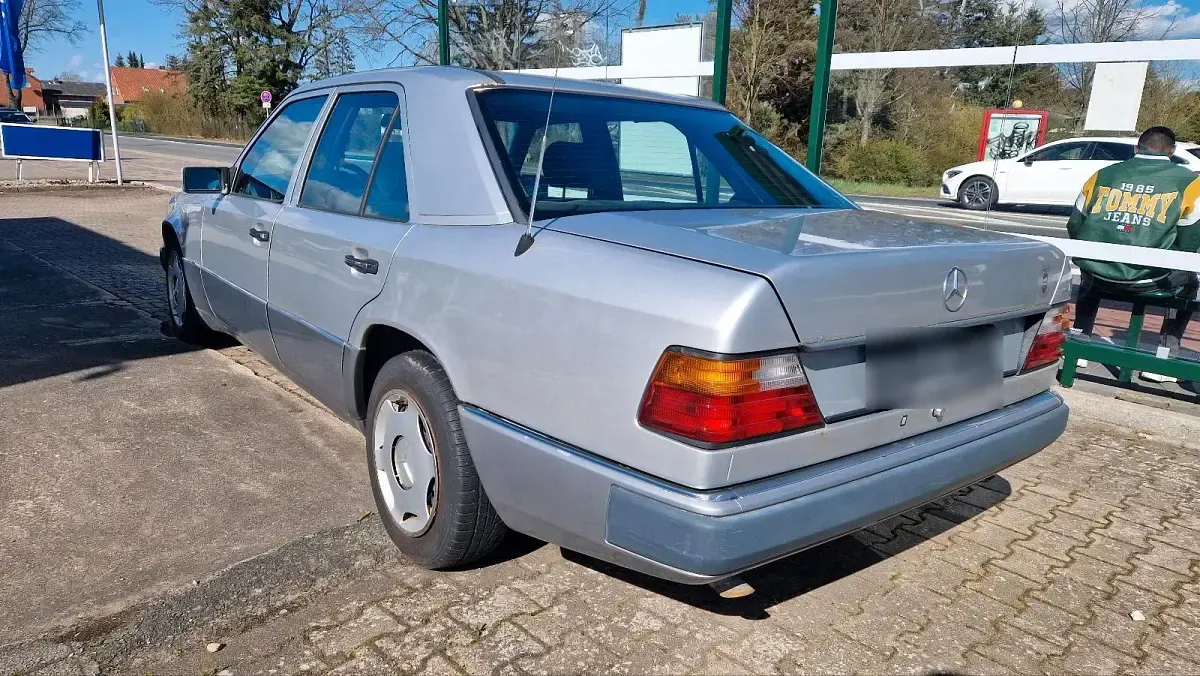 Brugt Mercedes E220 150 HK (110 kW) 1993 Sølv Sedan