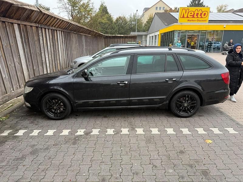 Gebraucht Skoda Superb 140 PS (102 kW) 2011 Schwarz Kombi