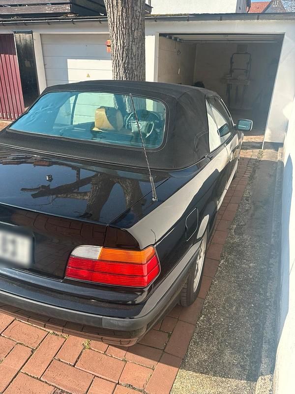 Gebraucht BMW 318 Cabriolet 116 PS (85 kW) 1995 Schwarz Cabrio