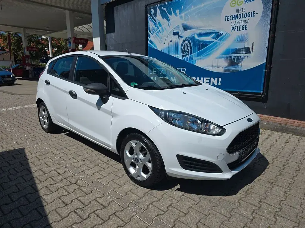Gebraucht Ford Fiesta Ambiente 60 PS (44 kW) 2014 Weiß Kleinwagen