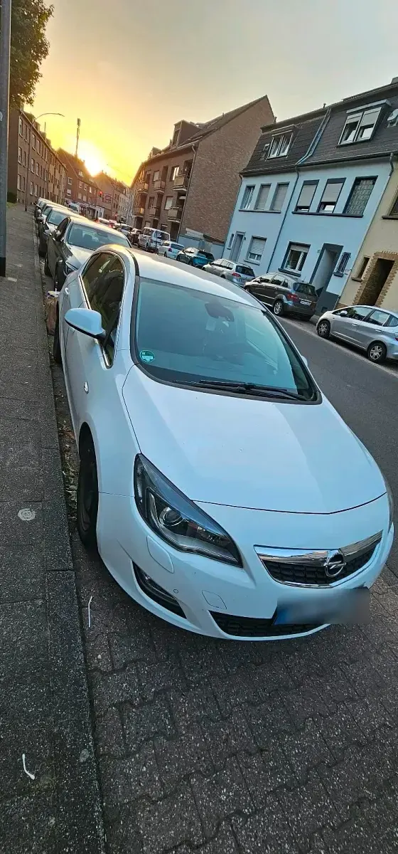 Gebraucht Opel Astra 140 PS (102 kW) 2010 Weiß Kleinwagen