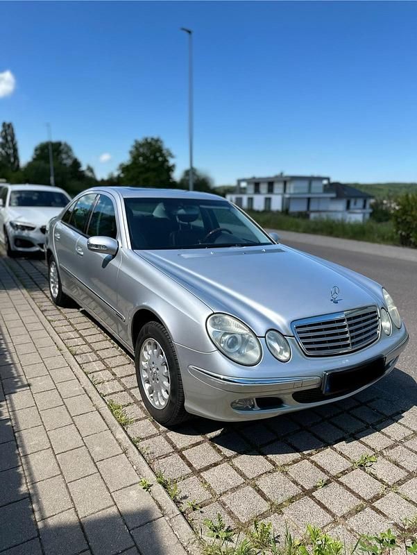 Silber Gebraucht 2004 Mercedes E220 Elegance Limousine | 4.999 € (Teuer) - Bild 1/4