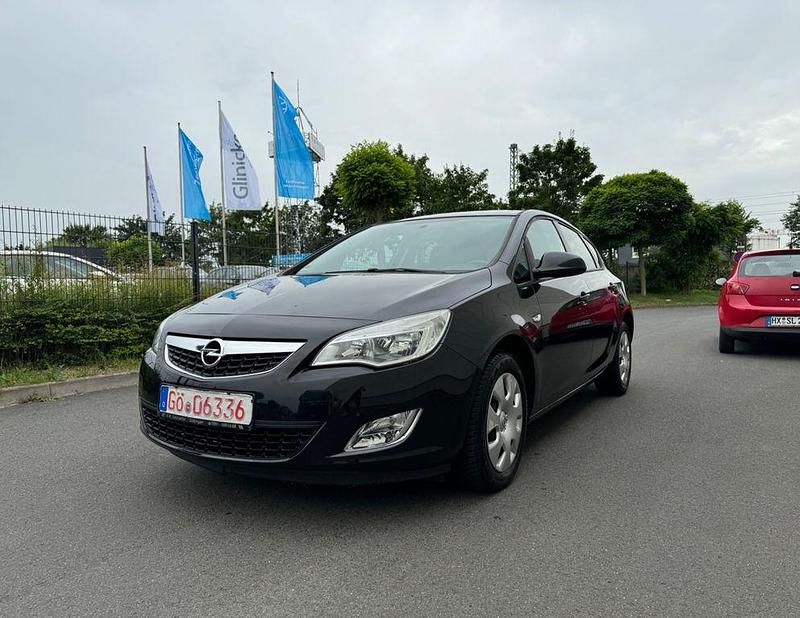 Grau Gebraucht 2012 Opel Astra Design Edition Limousine | 3.490 € (Guter Preis) - Bild 1/4
