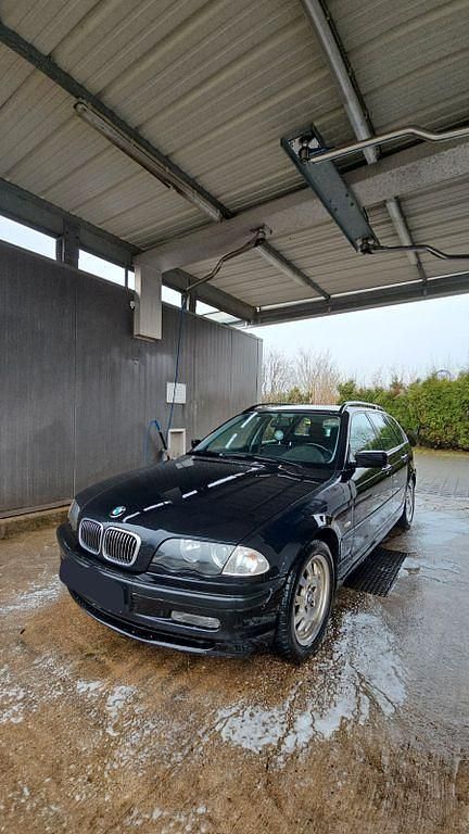 Schwarz Gebraucht 2001 BMW 320 Sport Line Kombi | 1.300 € (Superpreis) - Bild 1/4