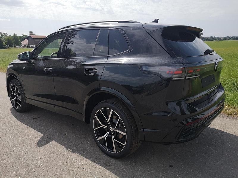 Neu VW Tiguan R-line 193 PS (141 kW) 2025 Deep black perleffekt SUV