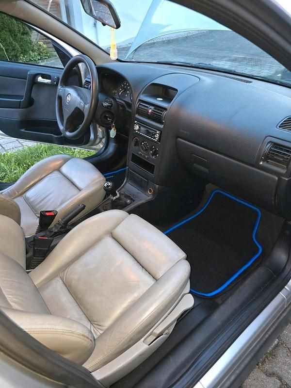 Używany Opel Astra 90 KM (66 kW) 2007 Srebrny Sedan/Limuzyna