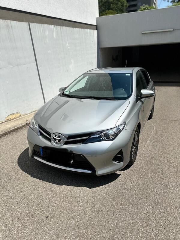Silber Gebraucht 2013 Toyota Auris Limousine | 9.990 € (Fairer Preis) - Bild 1/4