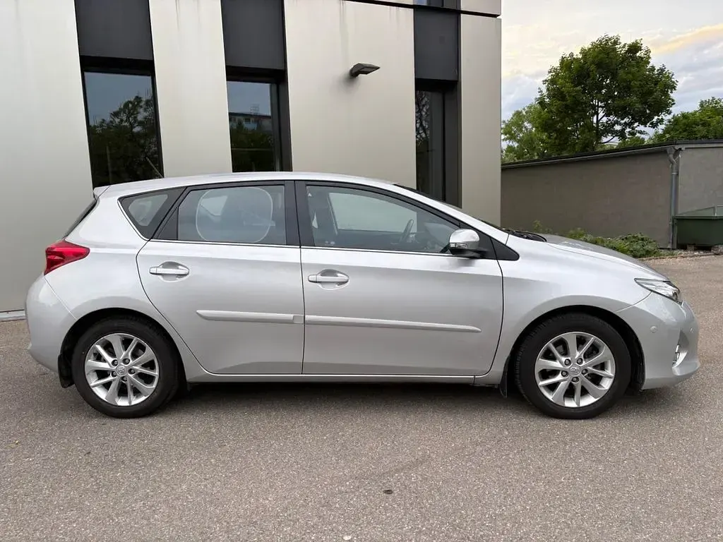 Gebraucht Toyota Auris Life+ 132 PS (97 kW) 2014 Silber Limousine