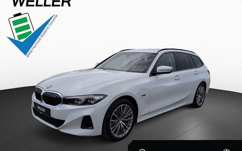 Alpinweiss iii (weiß) Gebraucht 2022 BMW 330e Shadowline Kombi | 27.450 € (Superpreis) - Bild 1/4