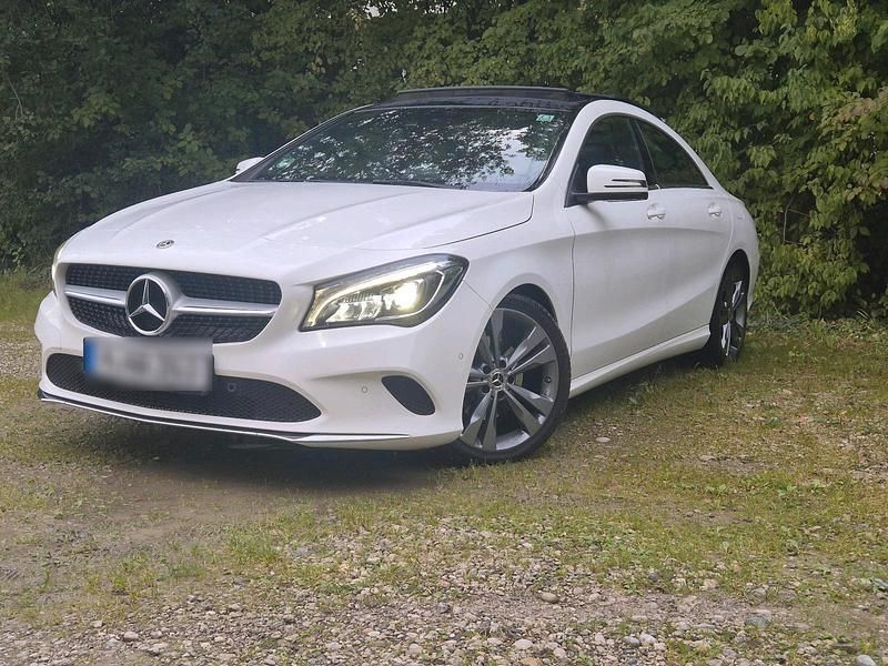 Weiß Gebraucht 2018 Mercedes CLA180 Limousine | 18.000 € - Bild 1/4