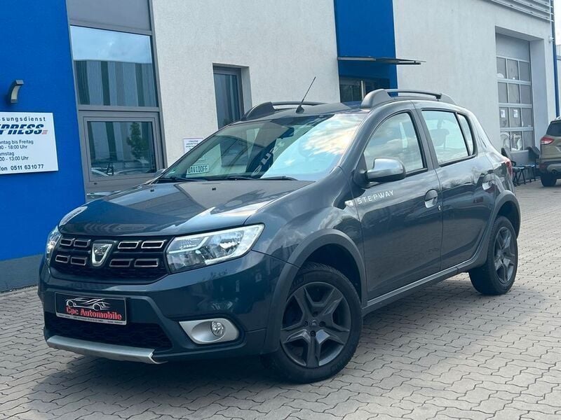 Grau Gebraucht 2017 Dacia Sandero Celebration Kleinwagen | 7.990 € (Superpreis) - Bild 1/4