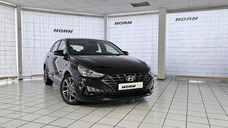 Gebraucht Hyundai i30 120 PS (88 kW) 2023 Phantom black / mic Kleinwagen