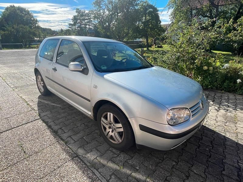 Silber Gebraucht 2002 VW Golf IV Kleinwagen | 1.600 € (Fairer Preis) - Bild 1/4