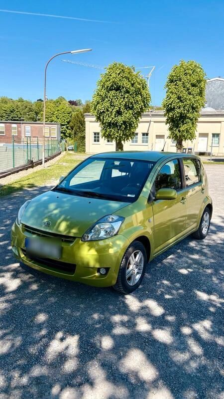 Grün Gebraucht 2008 Daihatsu Sirion Kleinwagen | 5.490 € (Teuer) - Bild 1/4