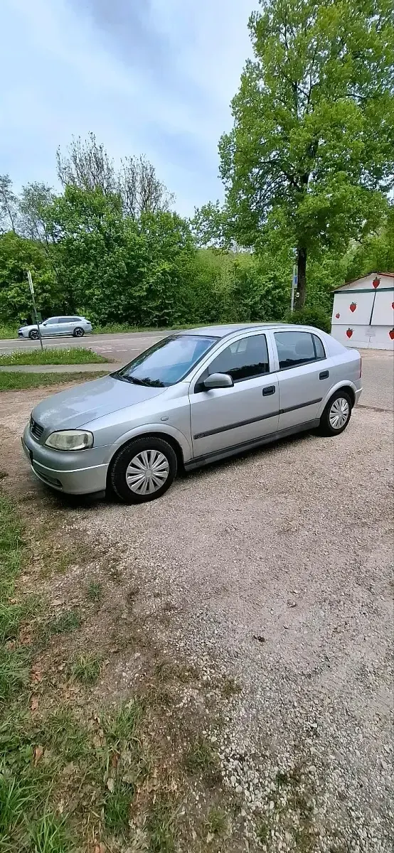 Używany Opel Astra 101 KM (74 kW) 2002 Srebrny Sedan/Limuzyna