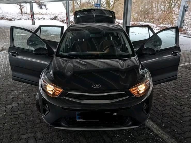 Grau Gebraucht 2017 Kia Stonic Edition 7 SUV | 12.300 € - Bild 1/4