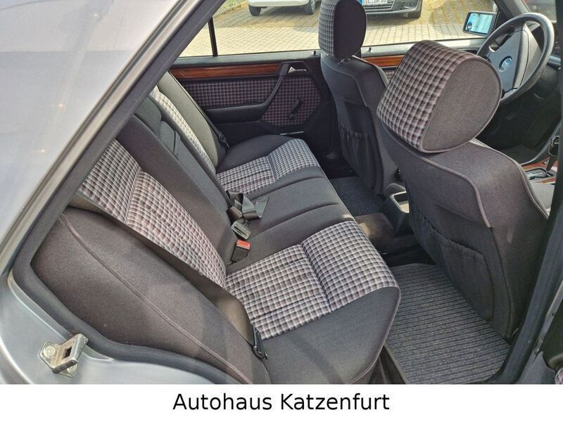 Gebraucht Mercedes E230 132 PS (97 kW) 1992 Grau Limousine