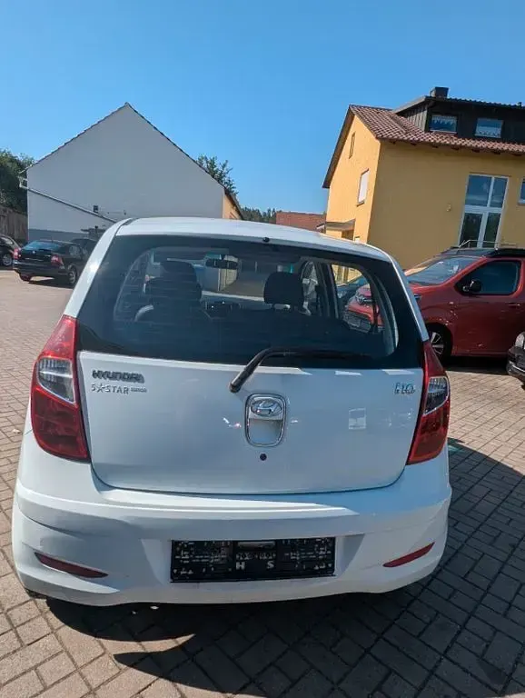 Gebraucht Hyundai i10 Edition 69 PS (50 kW) 2013 Weiß Kleinwagen
