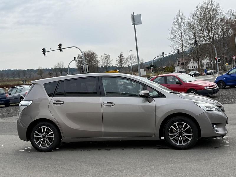 Gebraucht Toyota Verso Skyview Edition 111 PS (81 kW) 2015 Van / Kleinbus