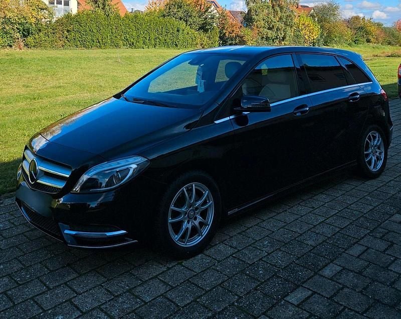 Schwarz Gebraucht 2013 Mercedes B200 AMG line Van / Kleinbus | 10.800 € (Guter Preis) - Bild 1/4