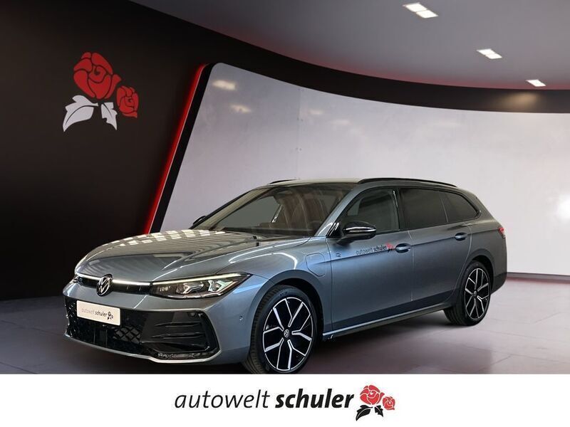 Diabasgrau metallic / grenadi Gebraucht 2024 VW Passat R-line Kombi | 54.890 € - Bild 1/4