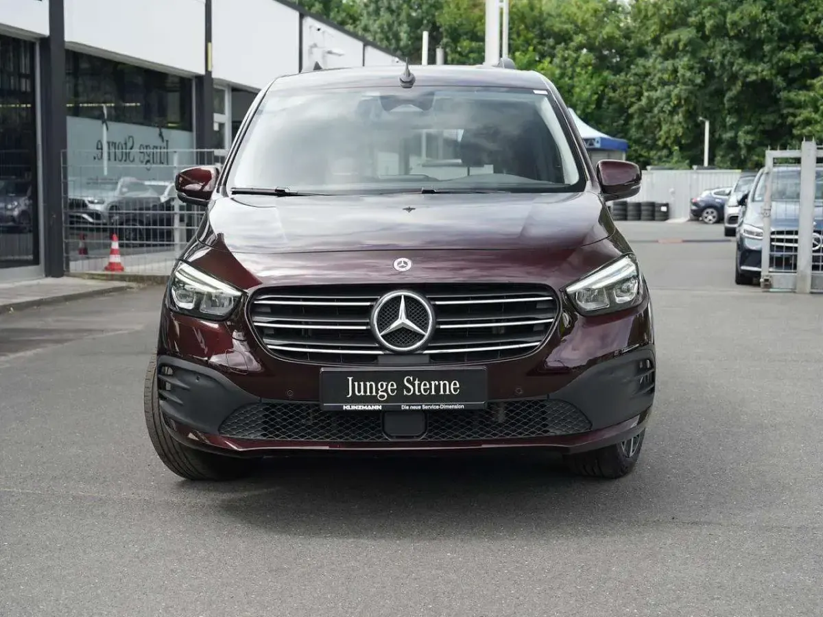 Gebraucht Mercedes T180 Progressive 116 PS (85 kW) 2023 Rubellitrot metallic metallic Van / Kleinbus
