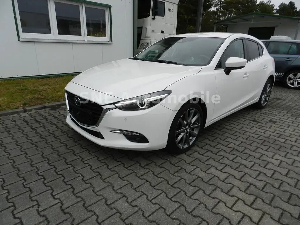 Używany Mazda 3 150 KM (110 kW) 2018 Biały Sedan/Limuzyna