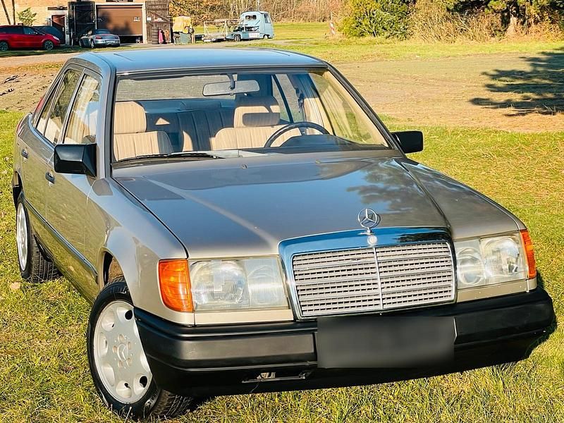 Gebraucht Mercedes 200 75 PS (55 kW) 1988 Gold Limousine