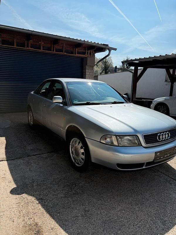 Second-hand Audi A4 101 CP (74 kW) 1998 Argintiu Berlinǎ