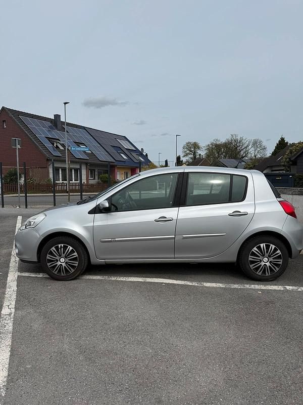 Gebraucht Renault Clio III 75 PS (55 kW) 2011 Grau Kleinwagen