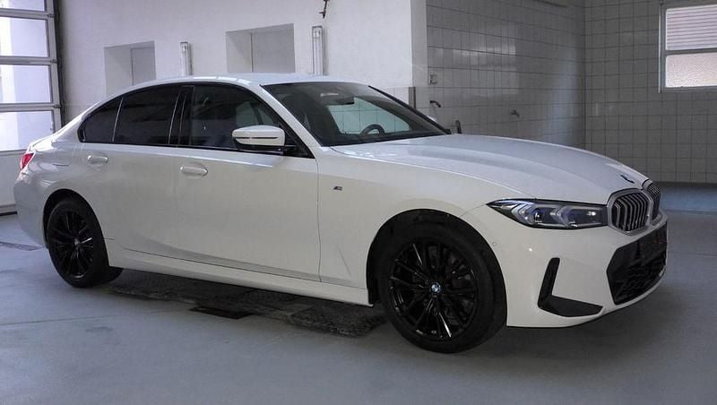 Alpinweiss iii Gebraucht 2023 BMW 320 M Sport Limousine | 35.490 € (Guter Preis) - Bild 1/4