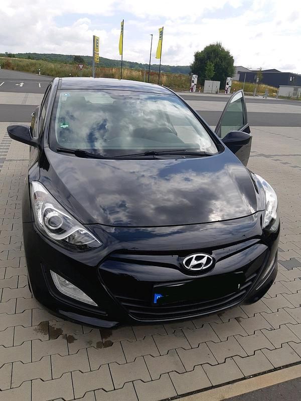 Schwarz Gebraucht 2014 Hyundai i30 Classic Limousine | 6.600 € (Guter Preis) - Bild 1/4