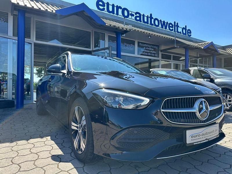 Obsidianschwarz metalliclack Gebraucht 2022 Mercedes C180 Avantgarde Kombi | 28.490 € (Fairer Preis) - Bild 1/4